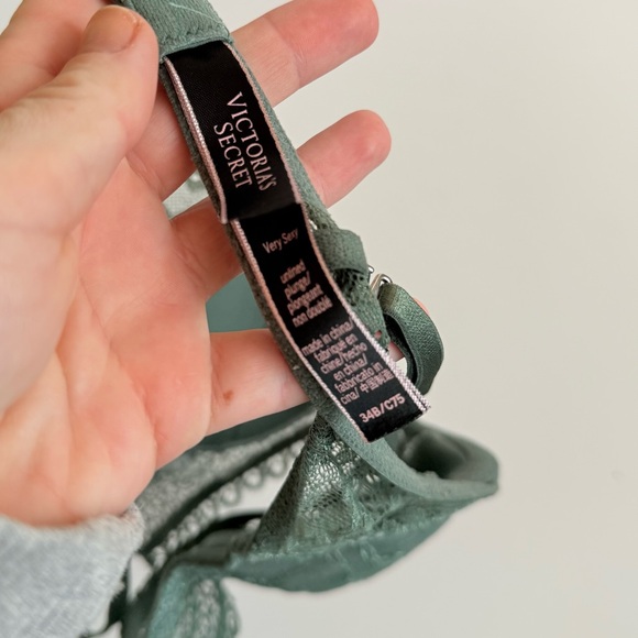 Victoria’s Secret Very Sexy Unlined Plunge Lace Bra size 34B in Green - Picture 3 of 3